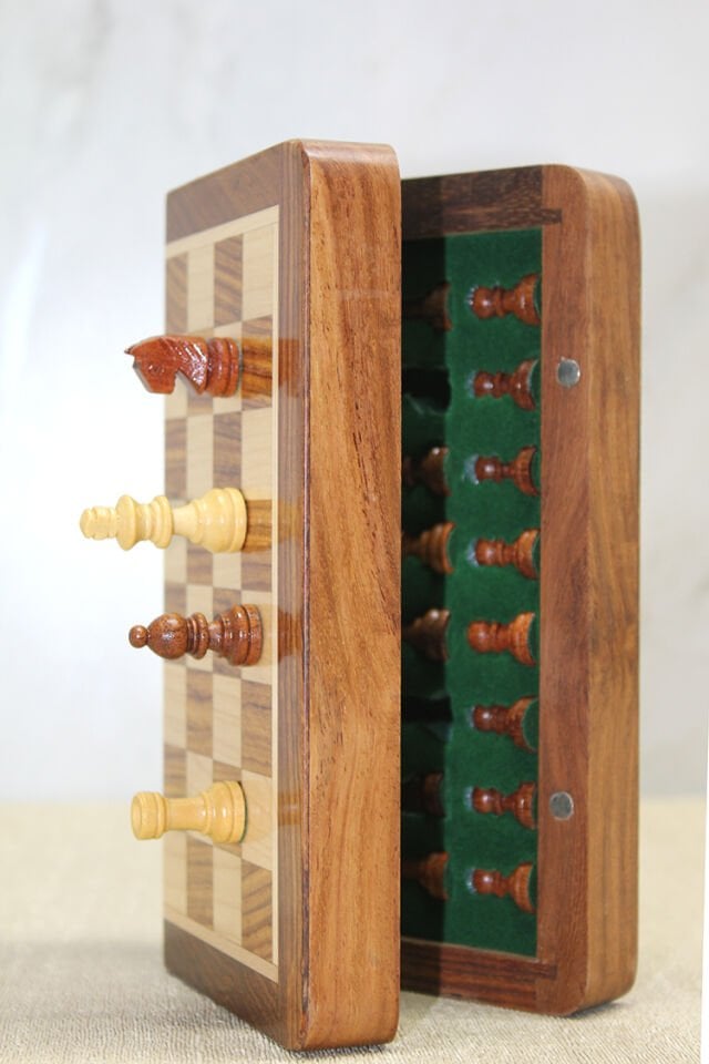 Özel Vernikli Mıknatıs Taşlı Ahşap Katlanabilir Kutulu Satranç Oyunu 30 Cm