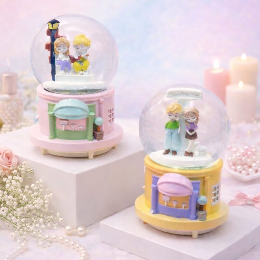 Büyük Boy Mutlu Aşıklar Tasarımlı Otomatik Kar Küresi