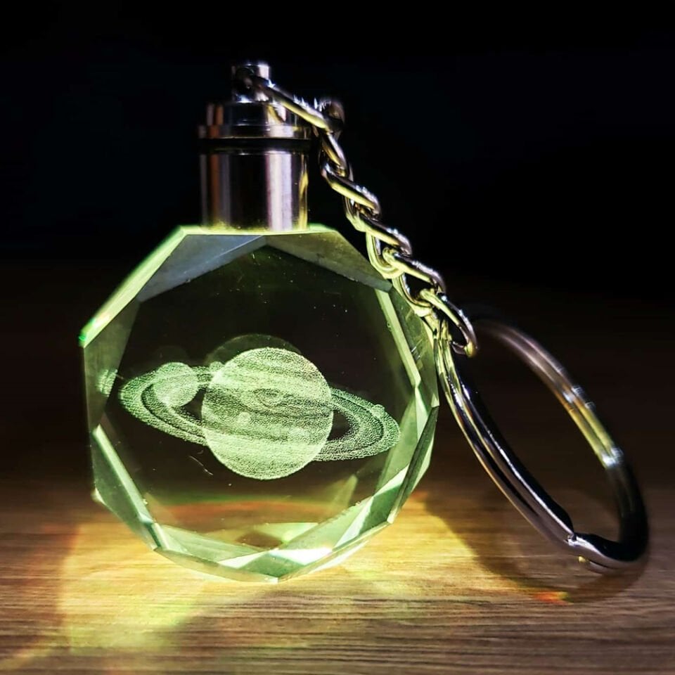 Işıklı Satürn Gezegen Tasarımlı Cam Küre Ve Kristal Anahtarlık Hediye Seti