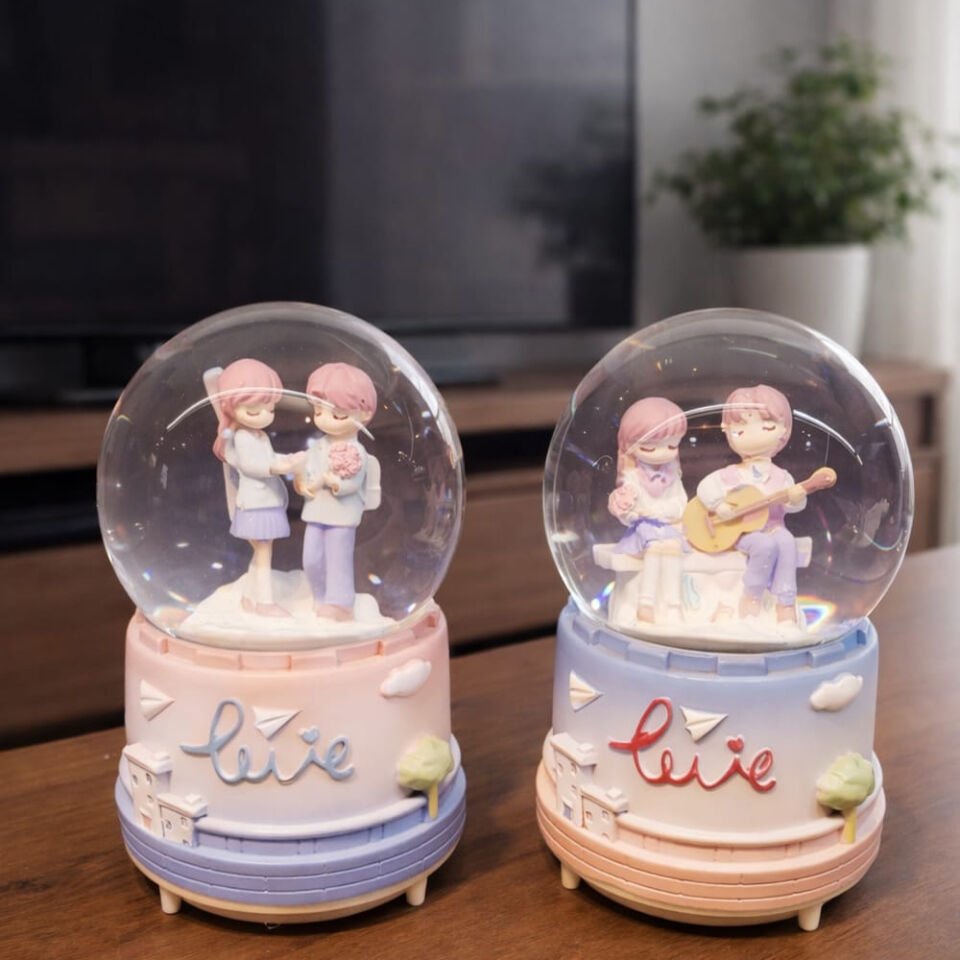 Orta Boy Romantik Çift Temalı Kar Küresi